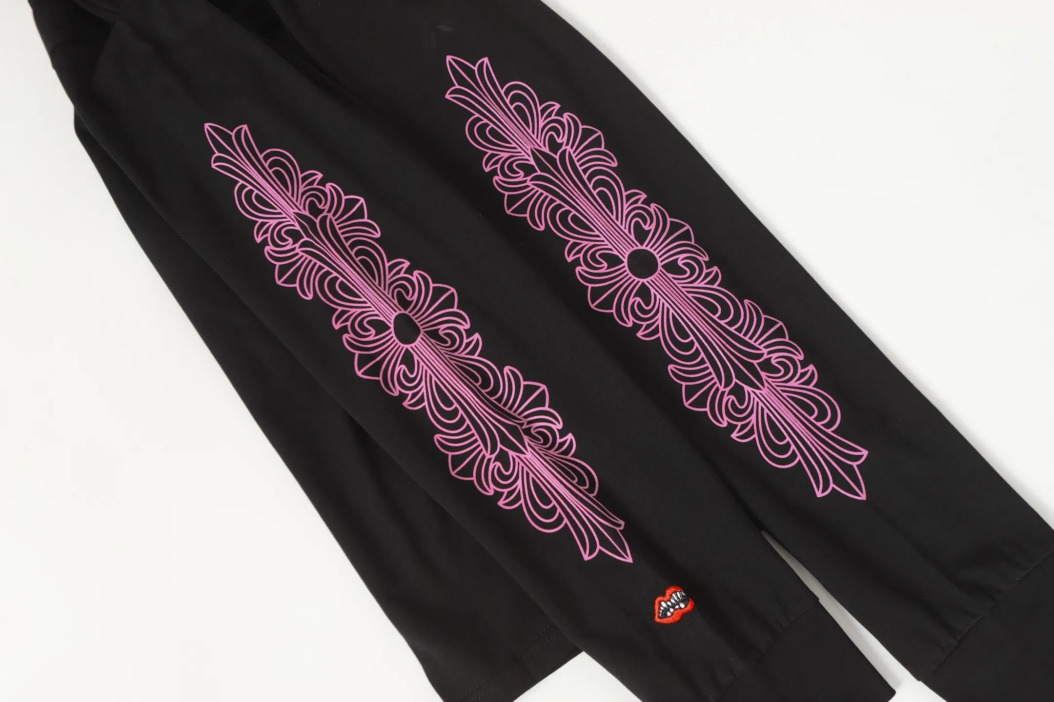 P160 Cross-border quantity model, please do not place an order if you pursue quality - Chrome Hearts/Chrome Hearts Lips👄Sakura Pink Sanskrit Long Sleeve T-shirt -High weight, high density and high quality. The wool is soft, delicate and skin-friendly. It feels soft and silky. It has excellent warmth and skin-friendly properties. -Customized weaving and dyeing, no color difference, no matter the fabric or workmanship details, beat the ordinary version on the market -Colour: black -Size: S M L XL